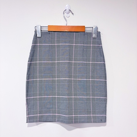 Dynamite Dresses & Skirts - DYNAMITE Black and pink plaid fitted skirt